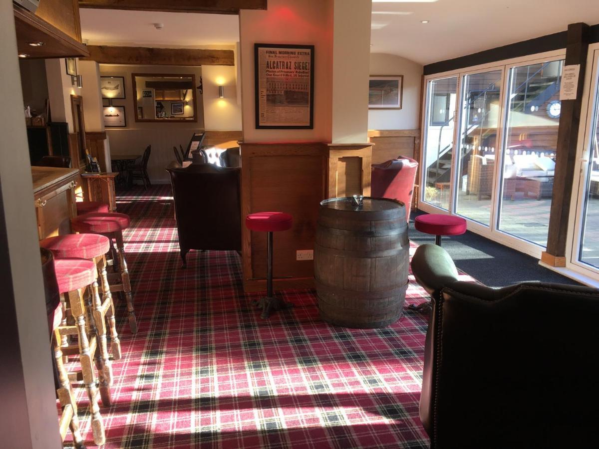 The White Hart Pub And Rooms แครนลีห์ ภายนอก รูปภาพ