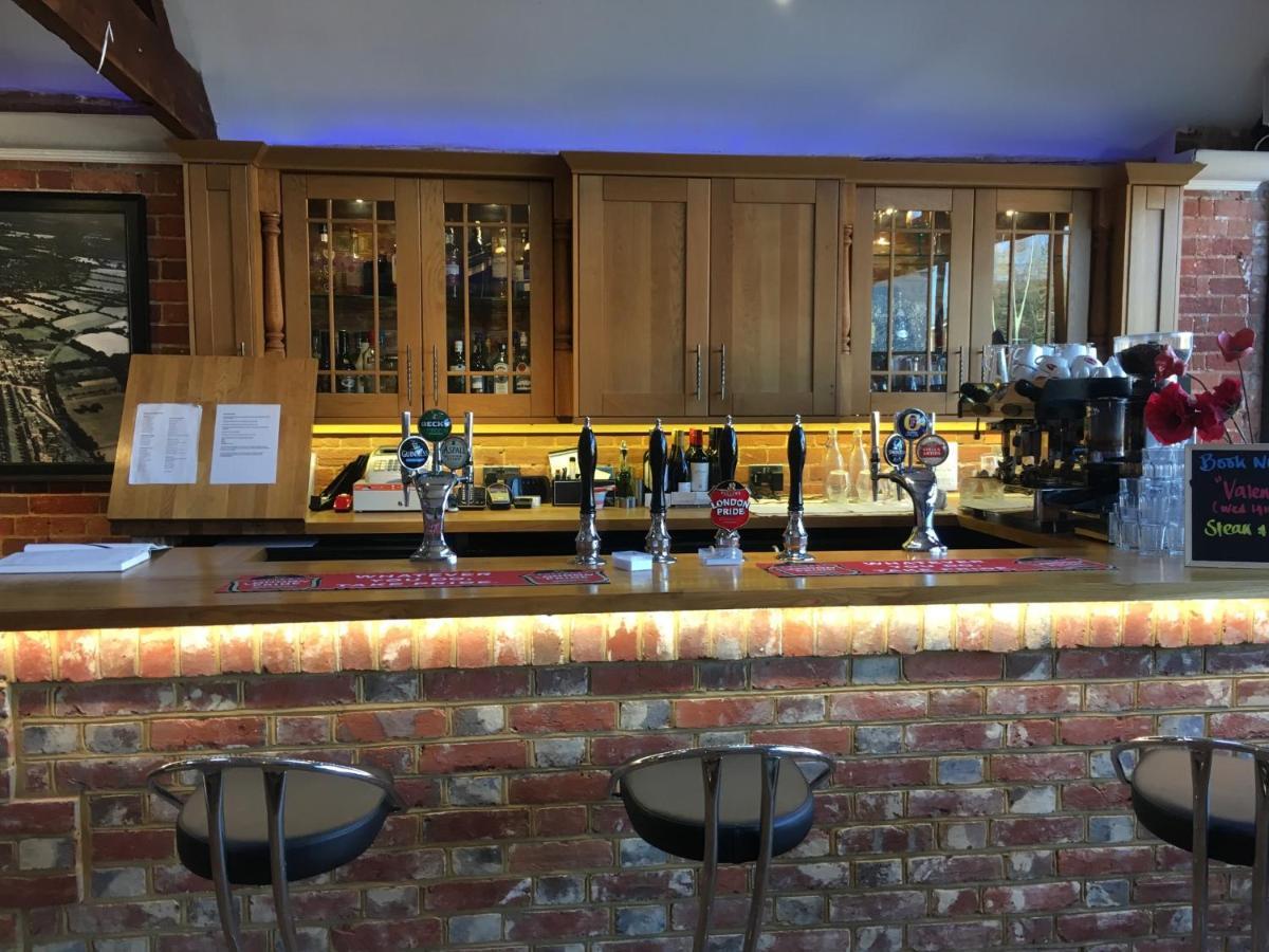 The White Hart Pub And Rooms แครนลีห์ ภายนอก รูปภาพ