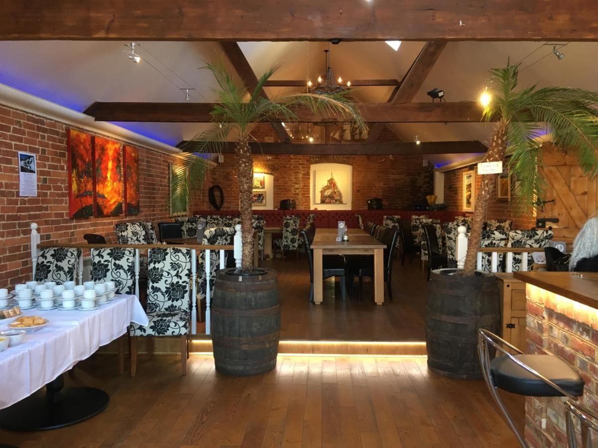 The White Hart Pub And Rooms แครนลีห์ ภายนอก รูปภาพ